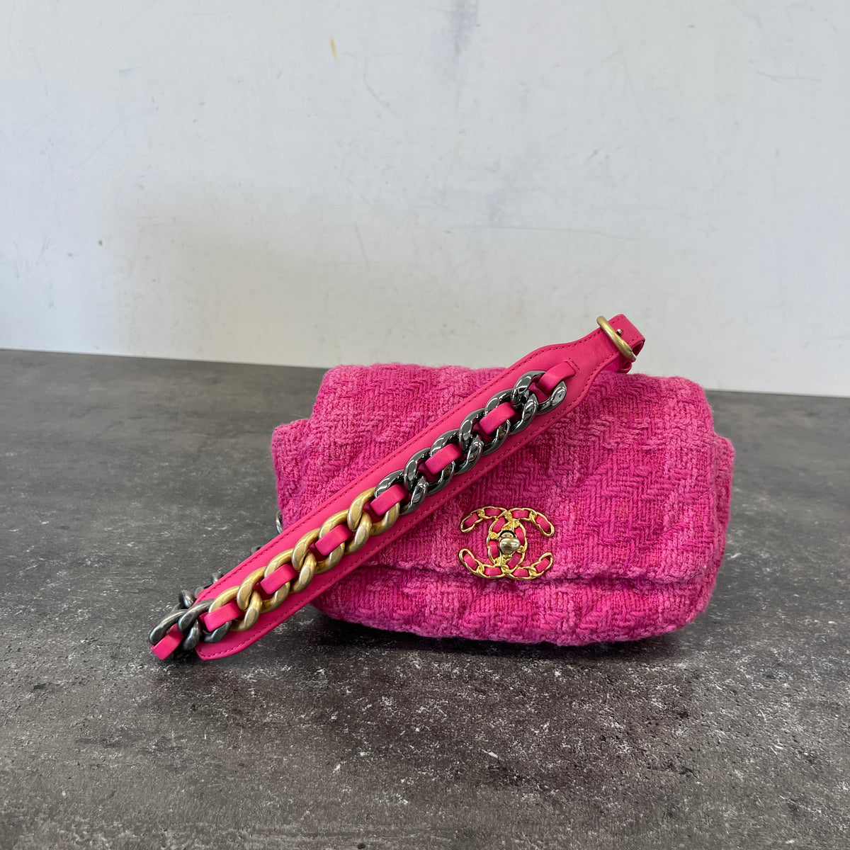 Women's Chanel 19 Belt Bag Pink - Photo 12