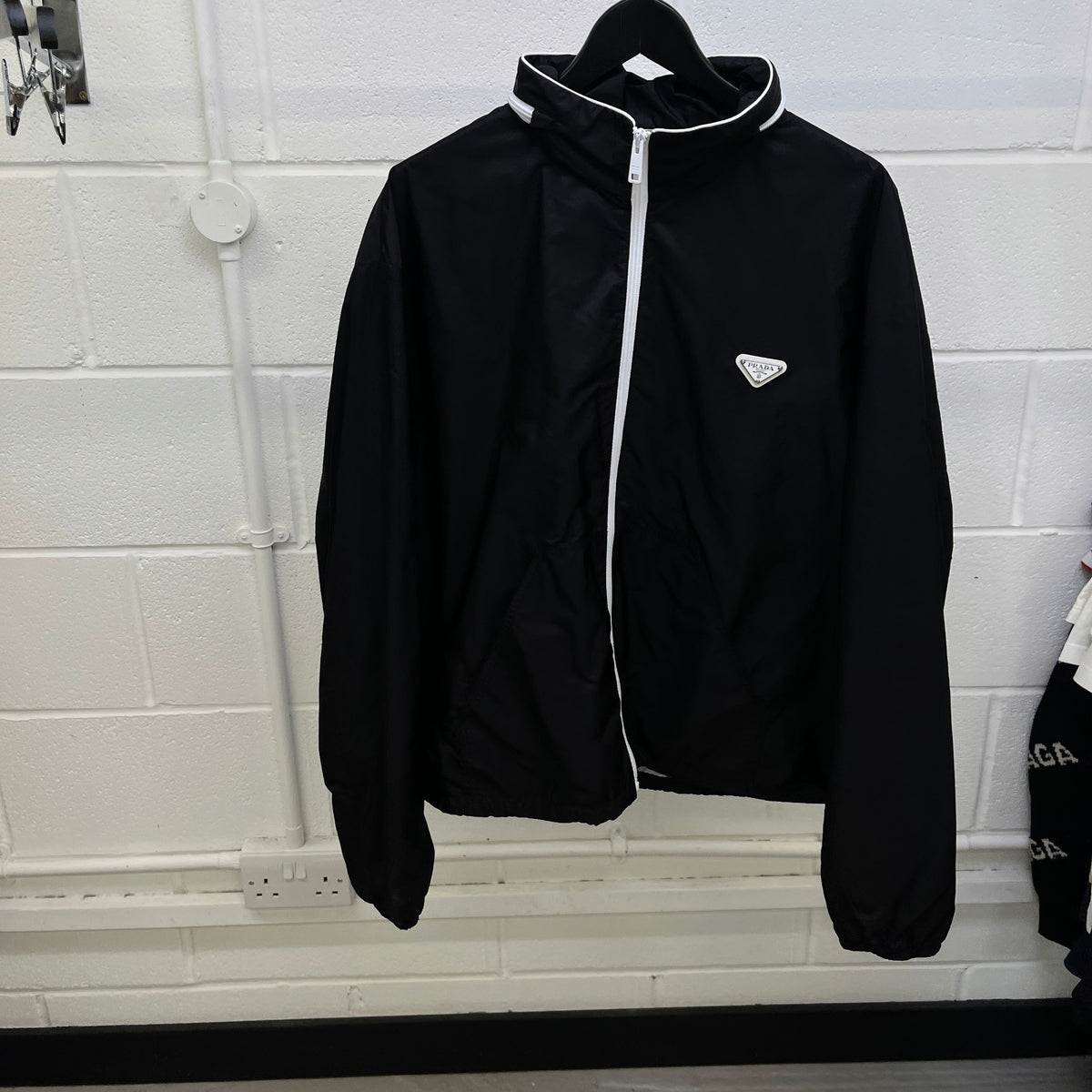 Men's Plaque Logo Re-Nylon Windbreaker Black Size XL - Photo 9
