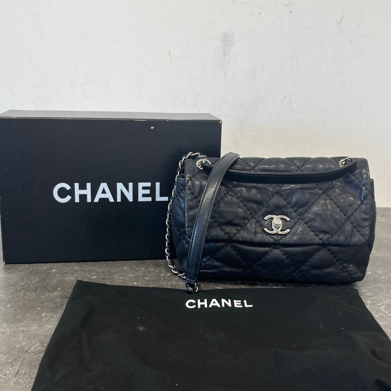 Women's Love Me Tender Small Flap Handbag Black - Photo 14