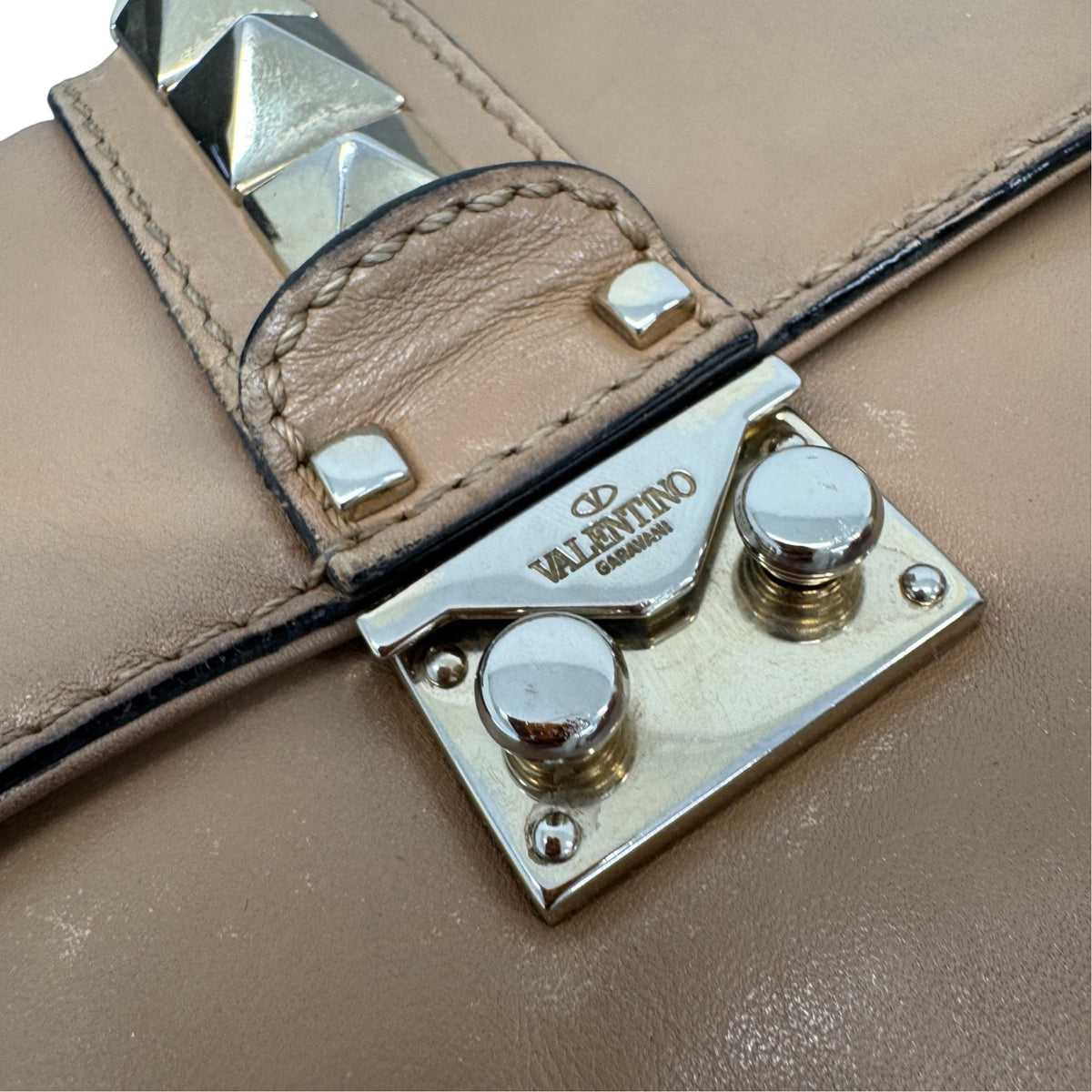 Women's Glam Lock Flap Crossbody Bag Tan - Photo 8