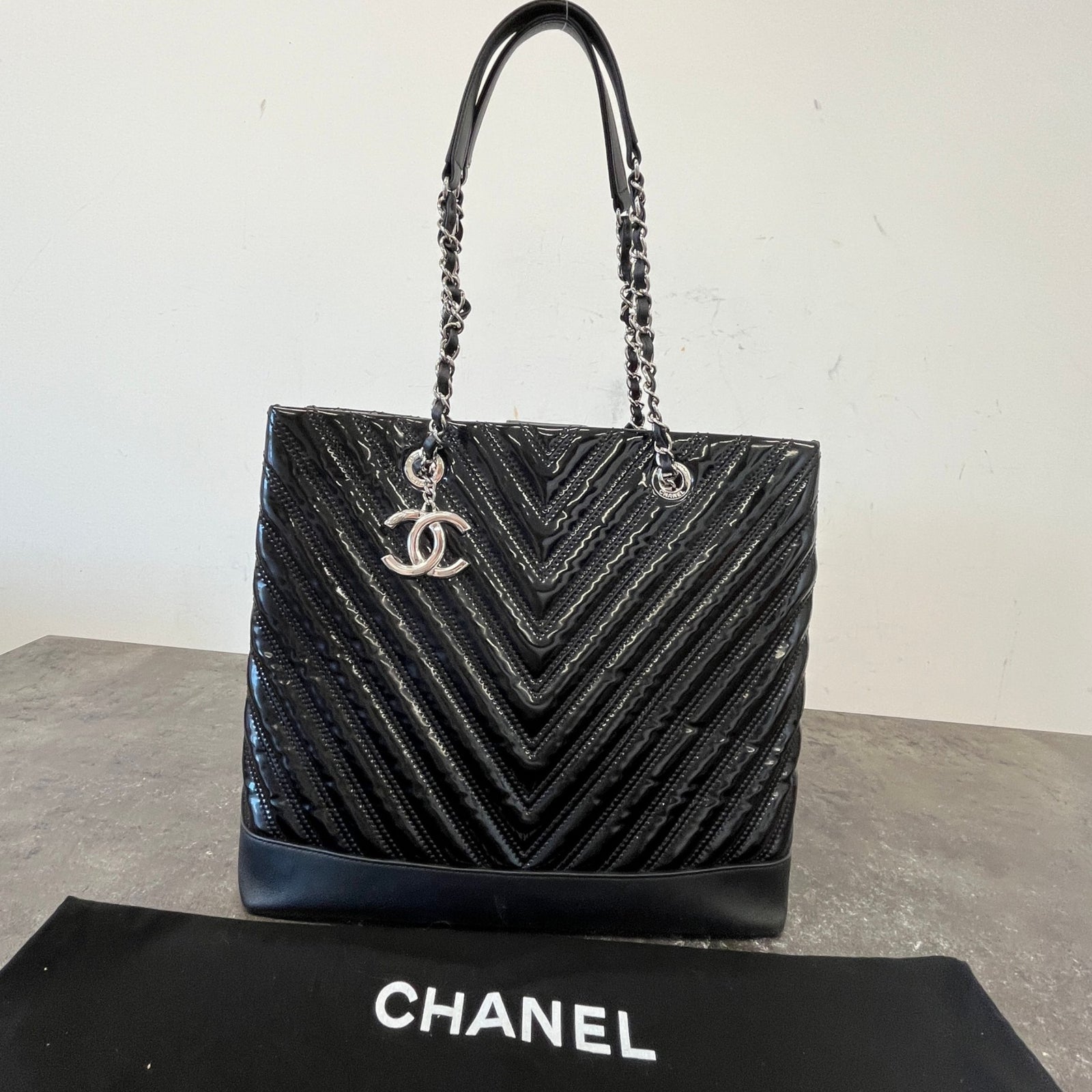 Women's Chevron Handbag Black - Photo 14