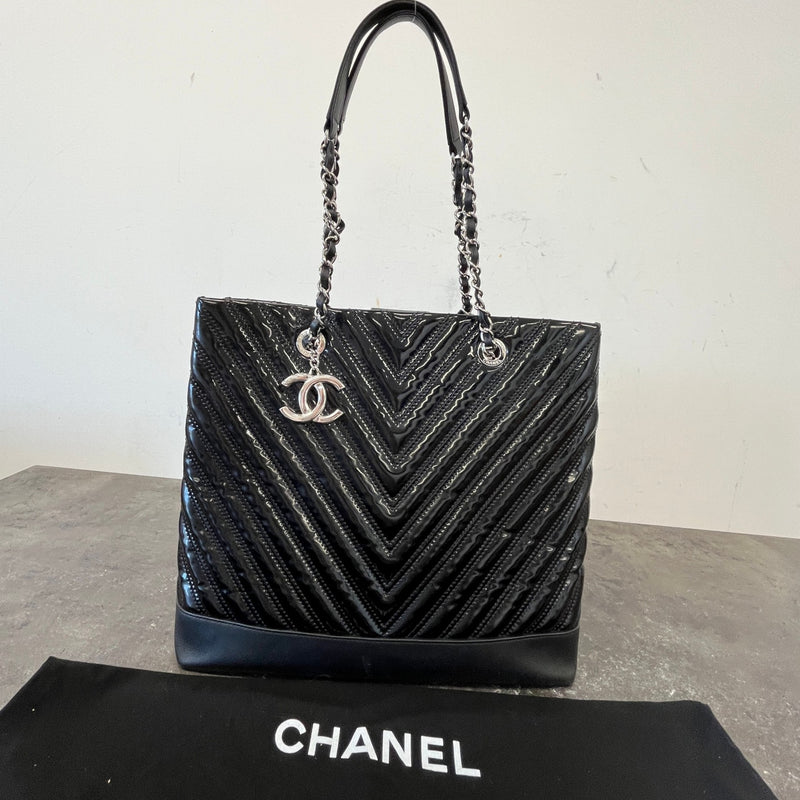 Women's Chevron Handbag Black