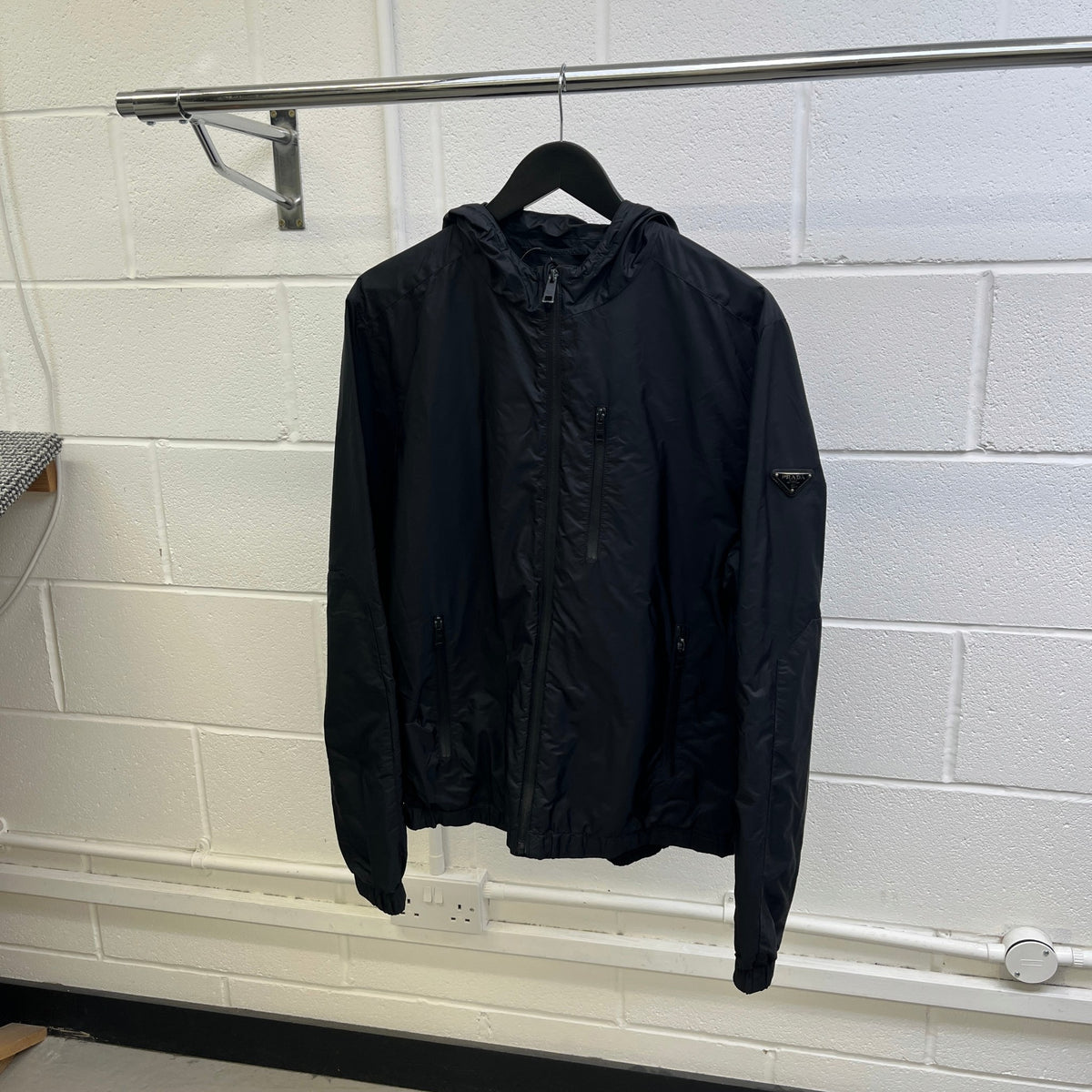 Men's Re-Nylon Plaque Logo Windbreaker Black Size XL - Photo 7