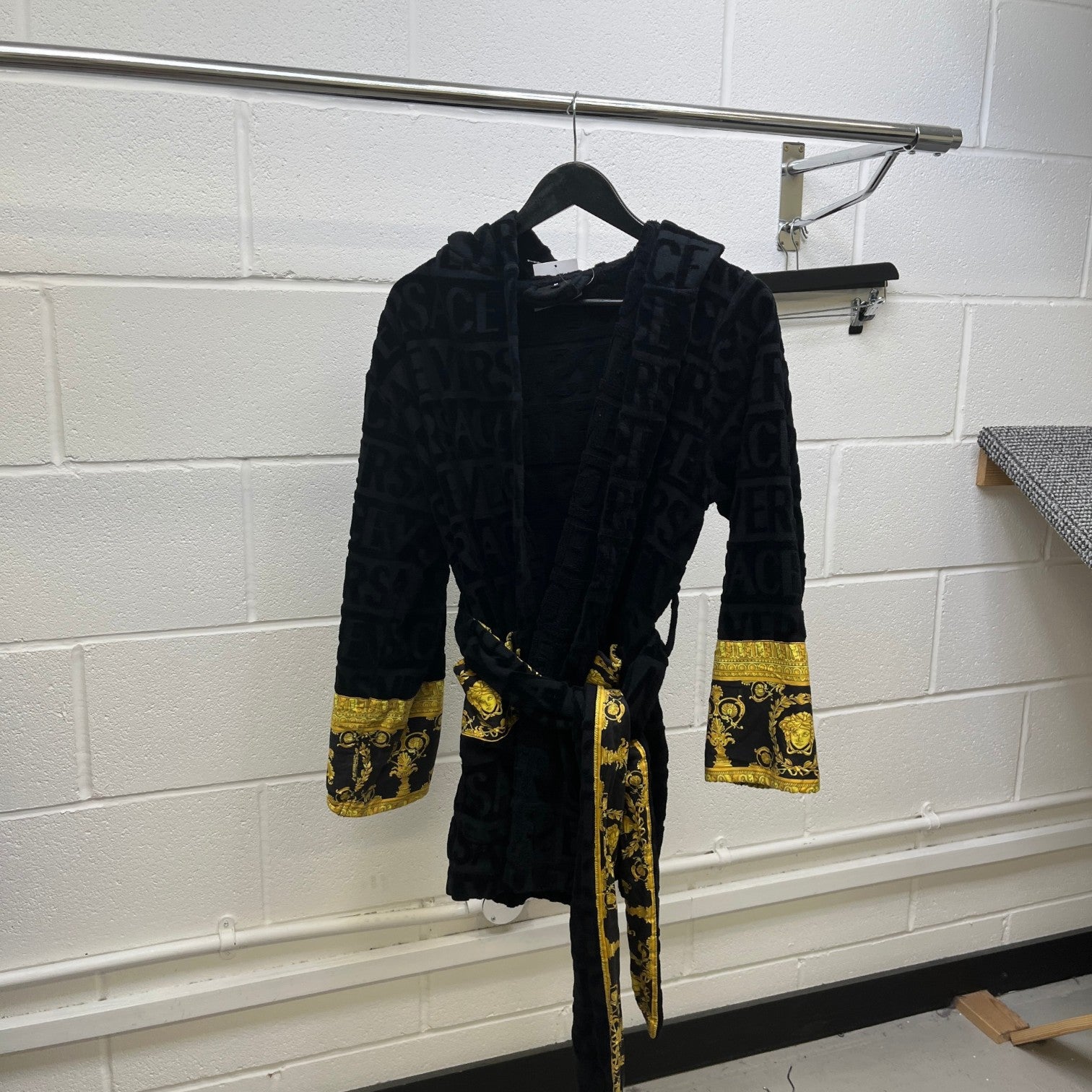 Men's I ♡ Baroque Short Bath Robe Black Size M - Photo 9