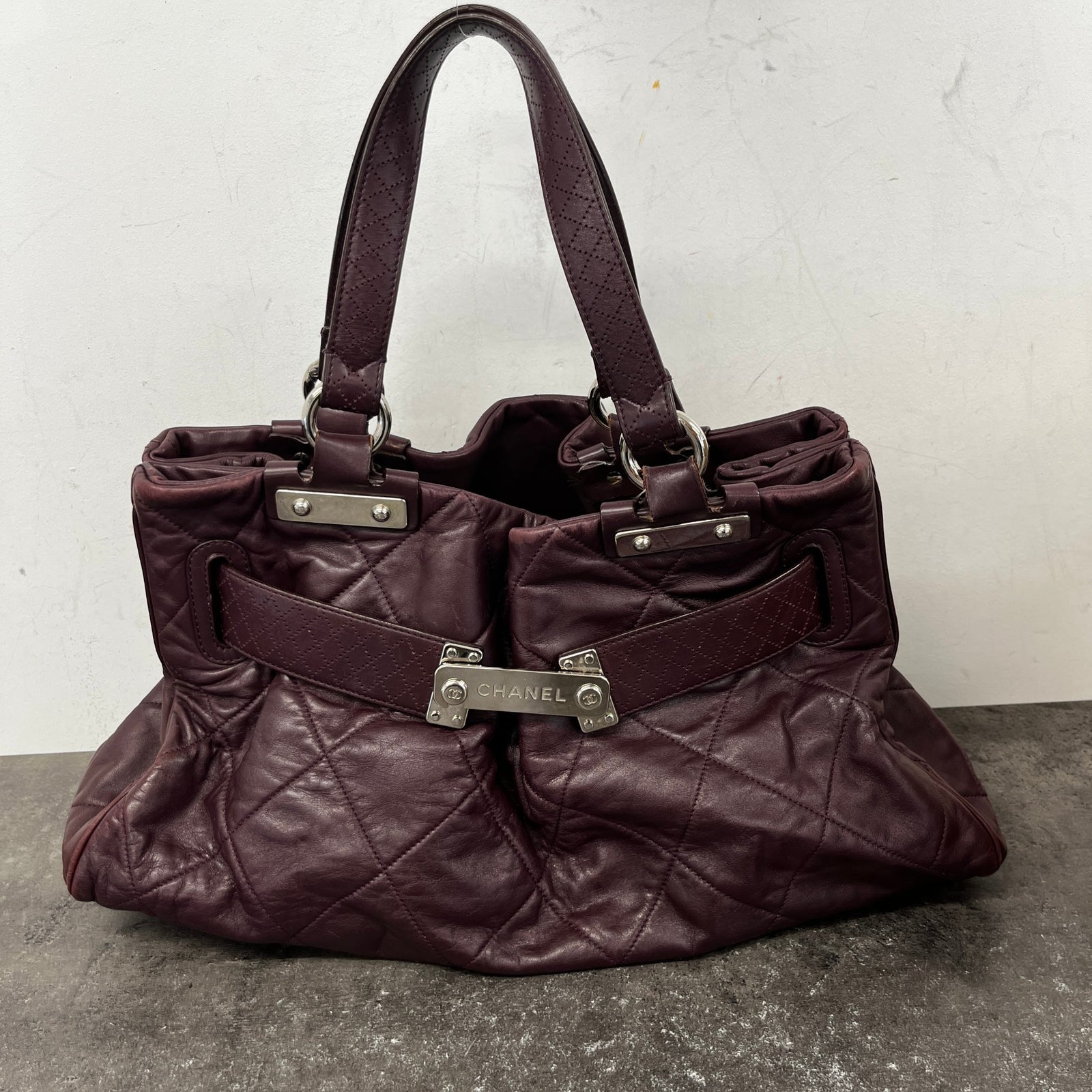 Women's Paris-Londres Door Latch Tote Handbag Burgundy - Photo 18