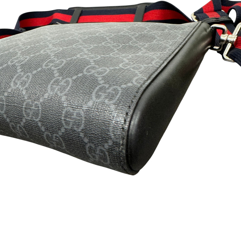 Men's Gg Supreme Messenger Bag Black