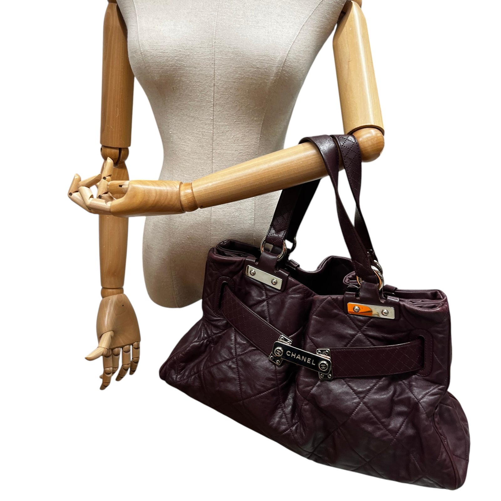 Women's Paris-Londres Door Latch Tote Handbag Burgundy - Photo 2