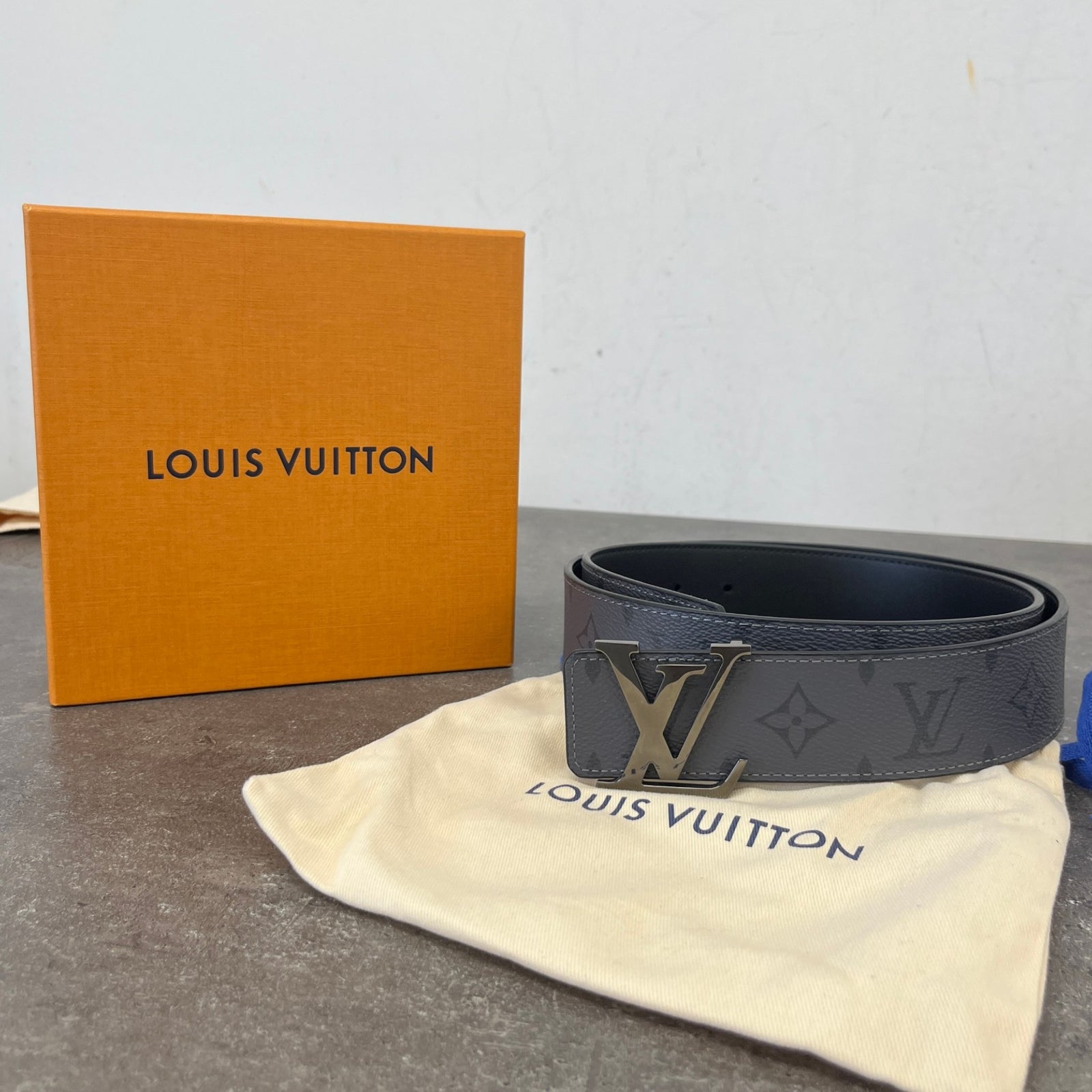 Men's Reversible LV Initials Belt Black Size 32" - Photo 9