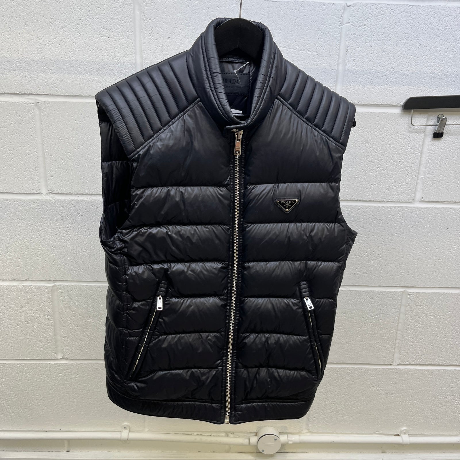 Prada Men's Triangle Logo Plaque Gilet Black Size M - Photo 8
