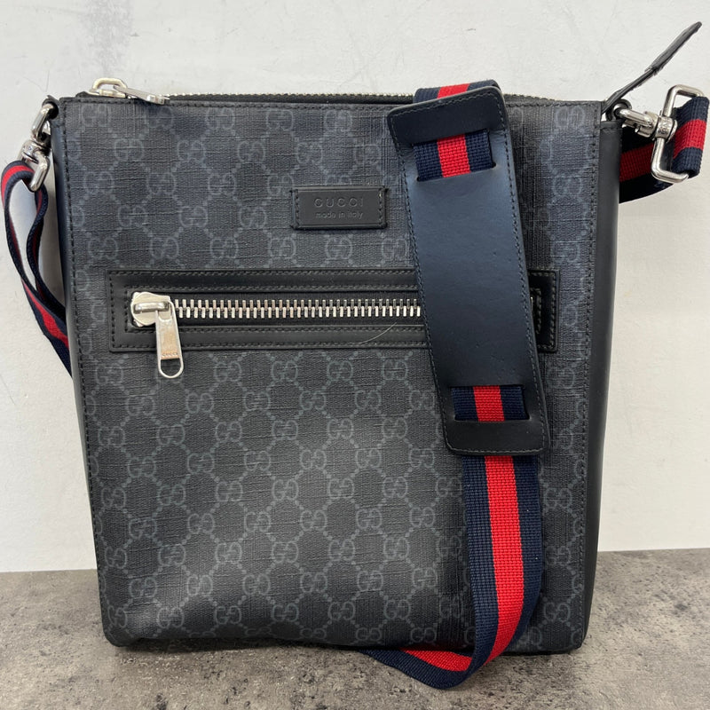 Men's Gg Supreme Messenger Bag Black
