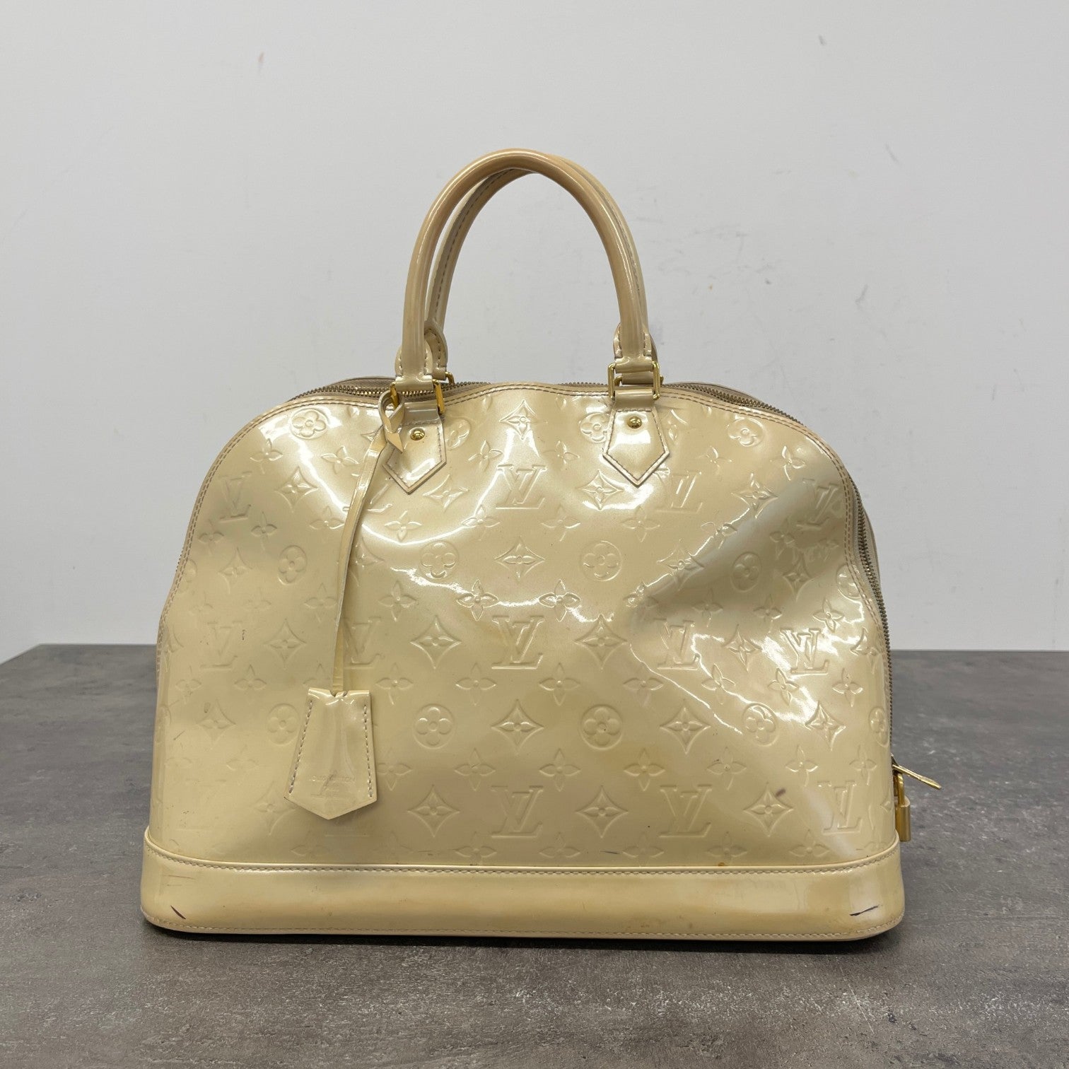 Women's Monogram Vernis Alma Gm Bag Cream - Photo 10
