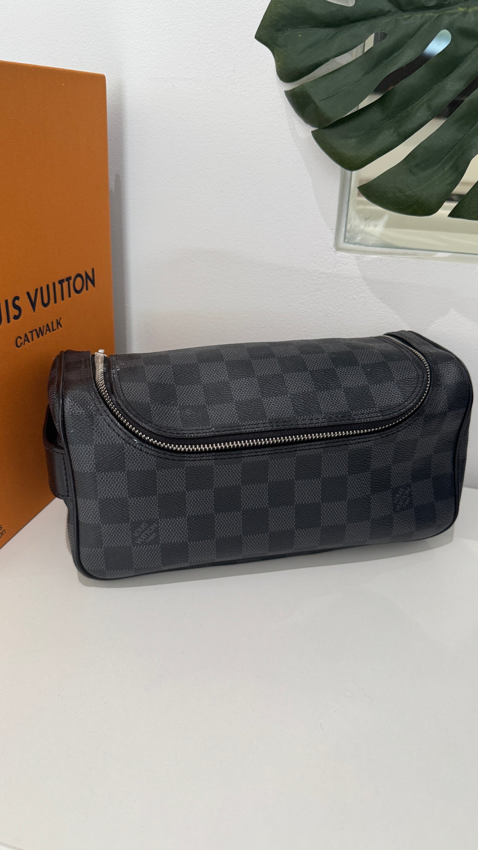 Louis Vuitton Men's Damier Graphite Toiletry Bag Black - Photo 13