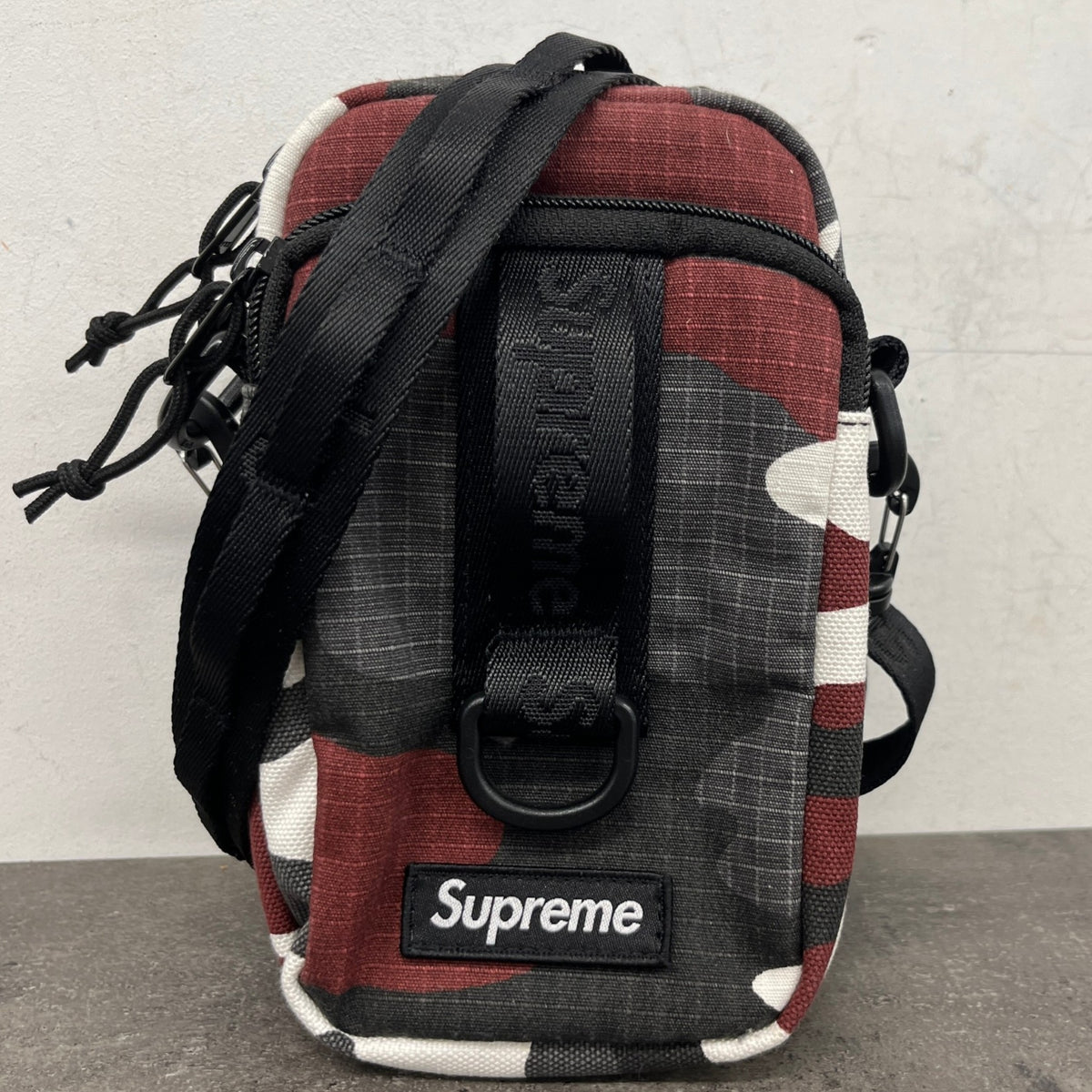 Men's Condura Camo SS26 Messenger Bag Red - Photo 11