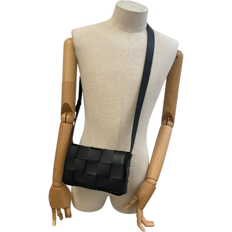 Men's Intrecciato Woven Cassette Bag Black