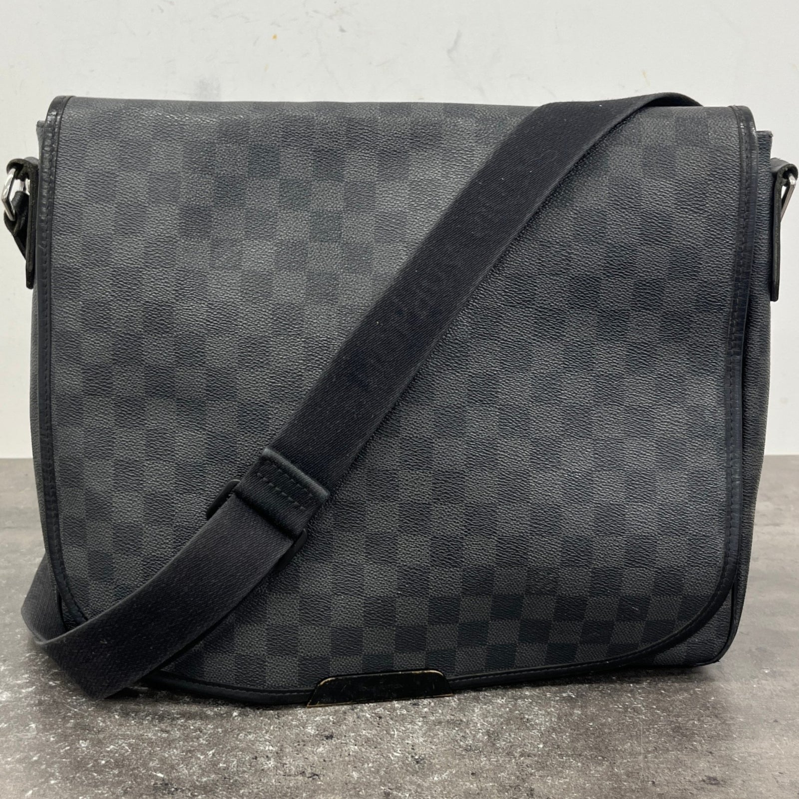 Men's Damier Graphite Daniel Mm Messenger Bag Black - Photo 11