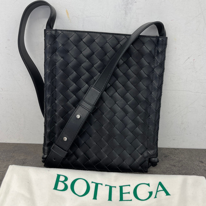 Men's Intreccio Woven Flat Loop Small Messenger Bag Black