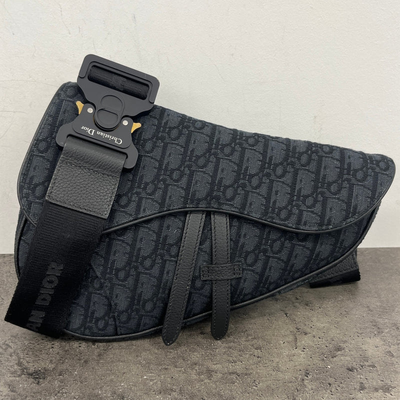Men's Oblique Saddle Messenger Bag Black