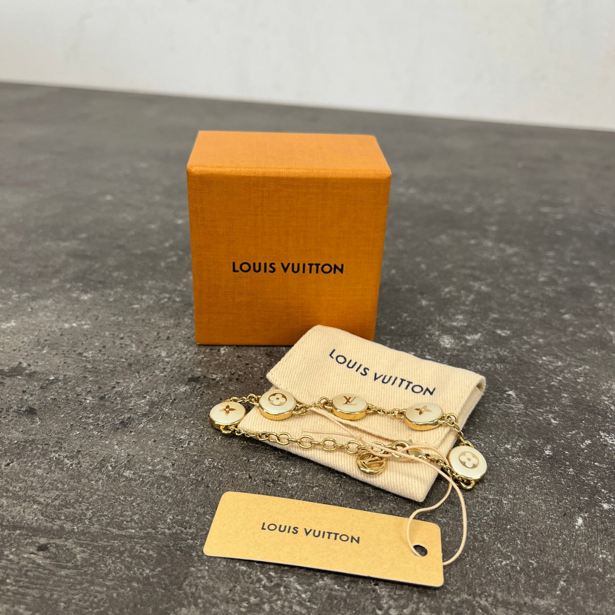 Women's LV Pearly Confetti Bracelet Gold - Photo 6