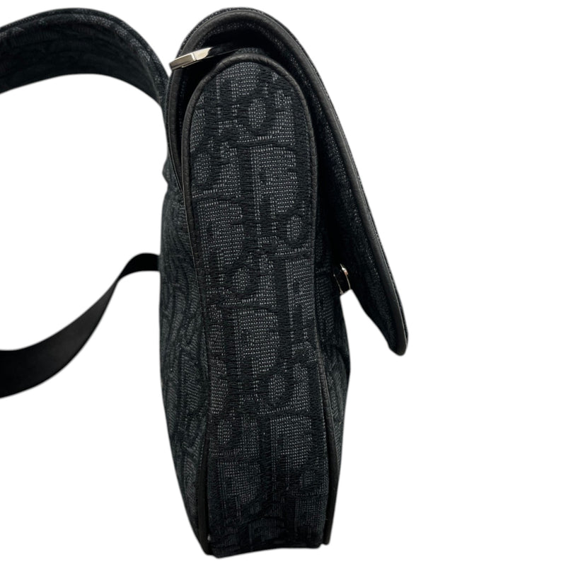 Men's Oblique Saddle Messenger Bag Black