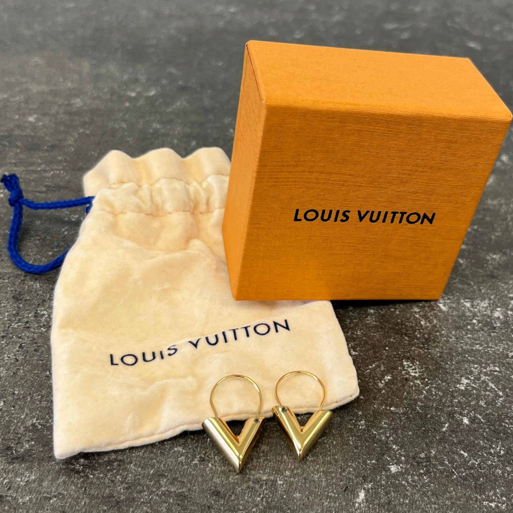 LOUIS VUITTON ピアス・エッセンシャル V ゴールド Women's Essential V Earrings Gold – Label Source