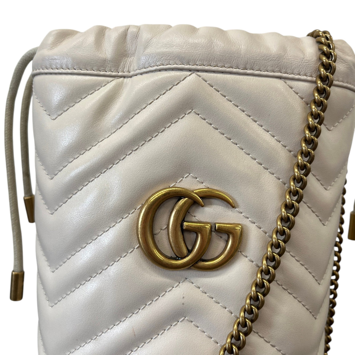 Women's GG Marmont Matelassé Bucket Handbag White - Photo 10