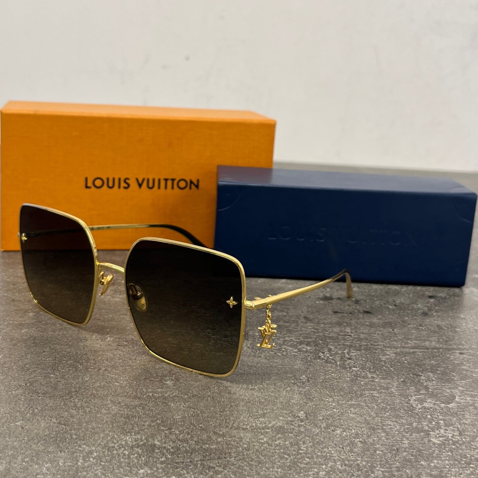 Women's Lv Charm Square Sunglasses Gold - Photo 9