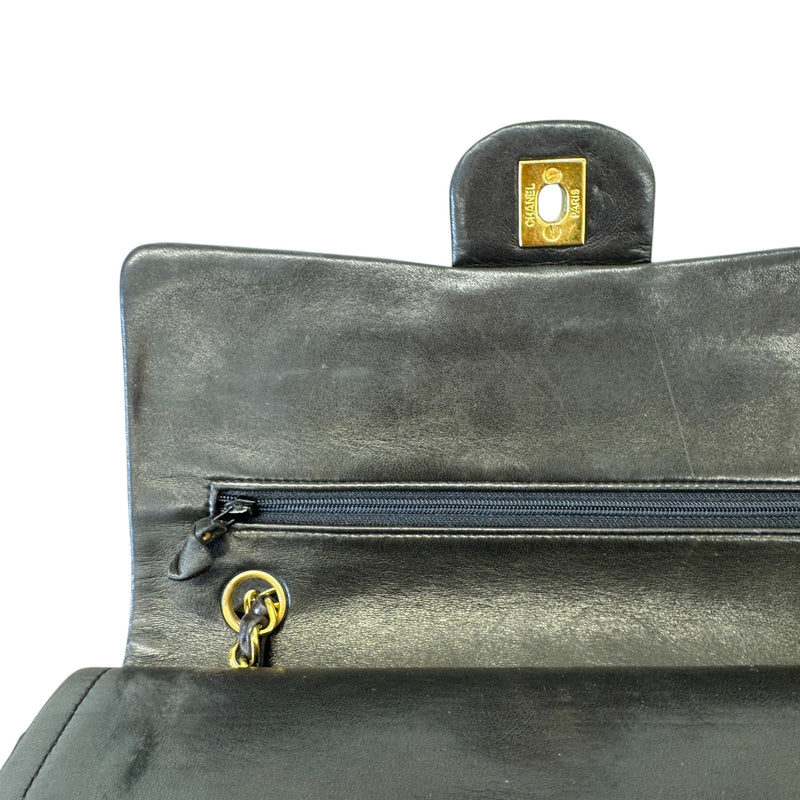 Women's Classic Flap Medium Handbag Black