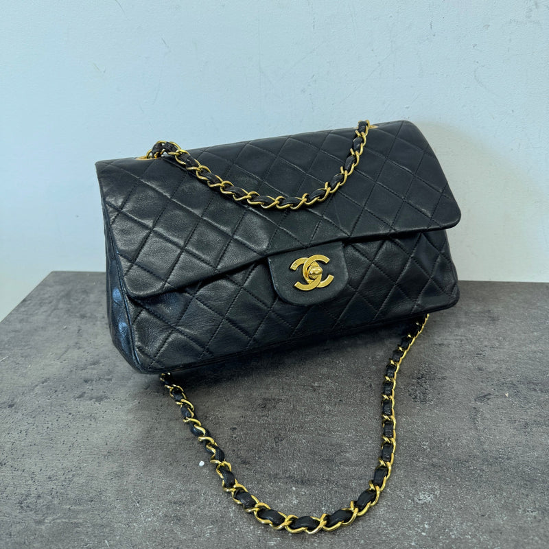 Women's Classic Flap Medium Handbag Black