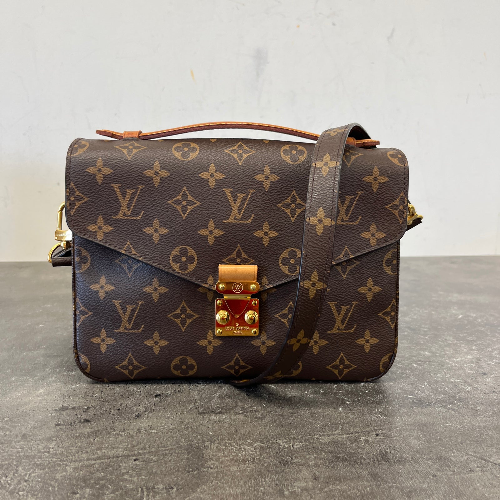 Women's Monogram Pochette Métis Handbag Brown - Photo 14