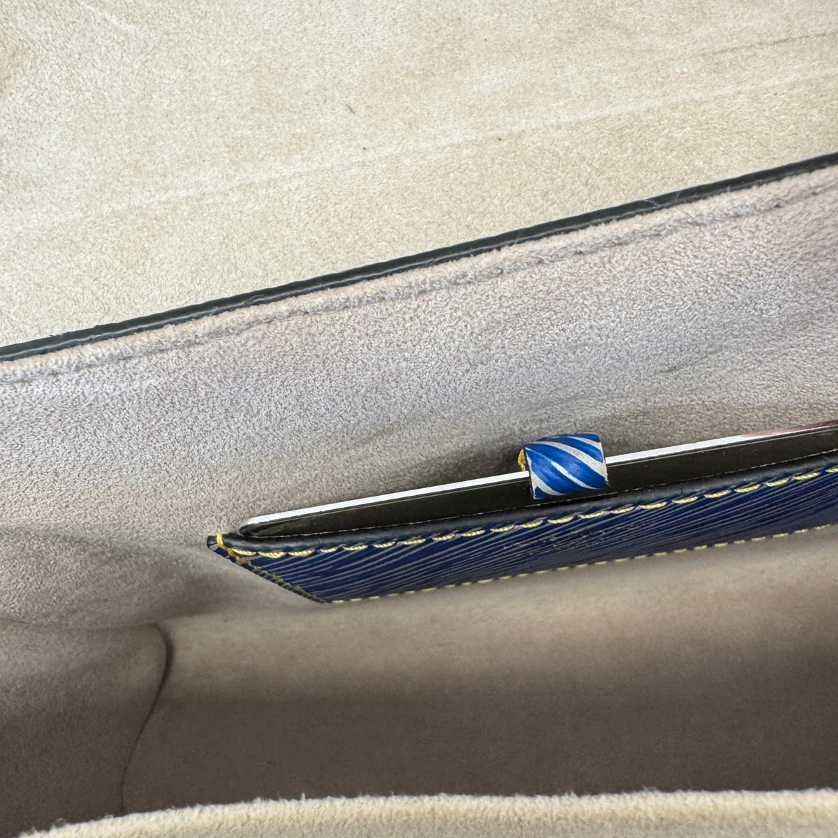 Women's Epi Twist MM Medium Handbag Blue - Photo 10