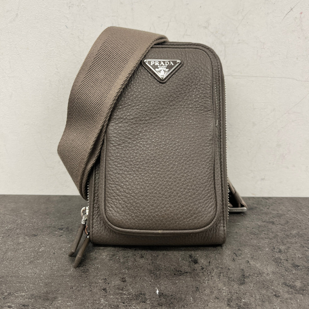 Women's Plaque Logo Vitello Daino Sling Crossbody Bag Grey - Photo 9