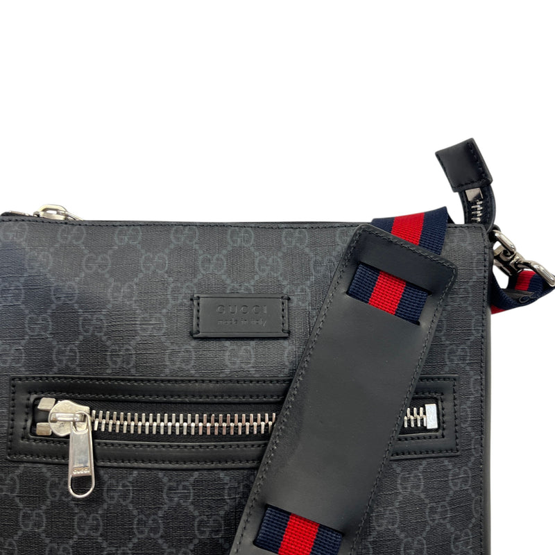 Men's Gg Supreme Messenger Bag Black
