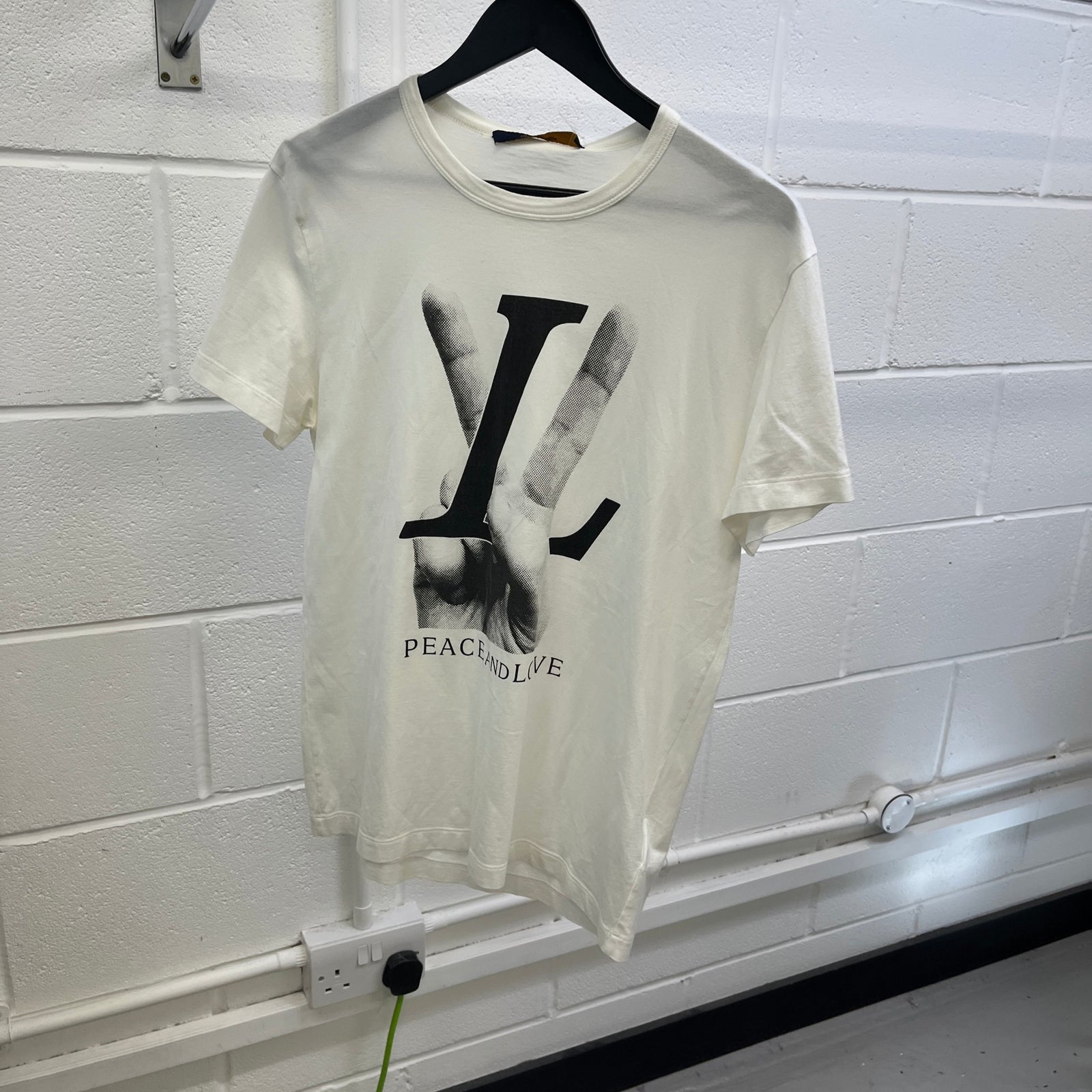 Men's Peace and Love Graphic T-Shirt White Size XS - Photo 7