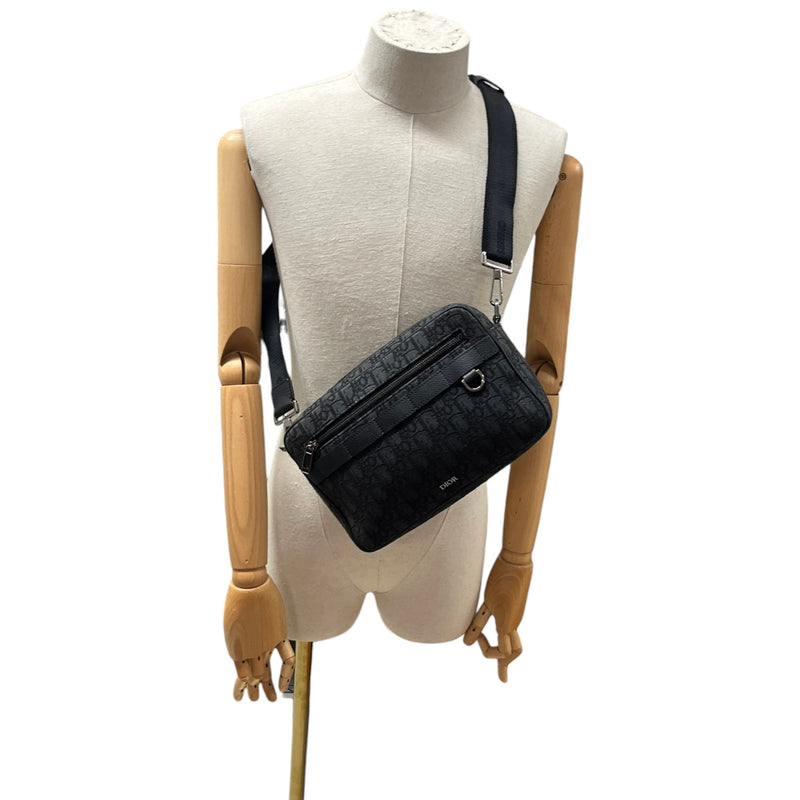 Men's Oblique Safari Messenger Bag Black