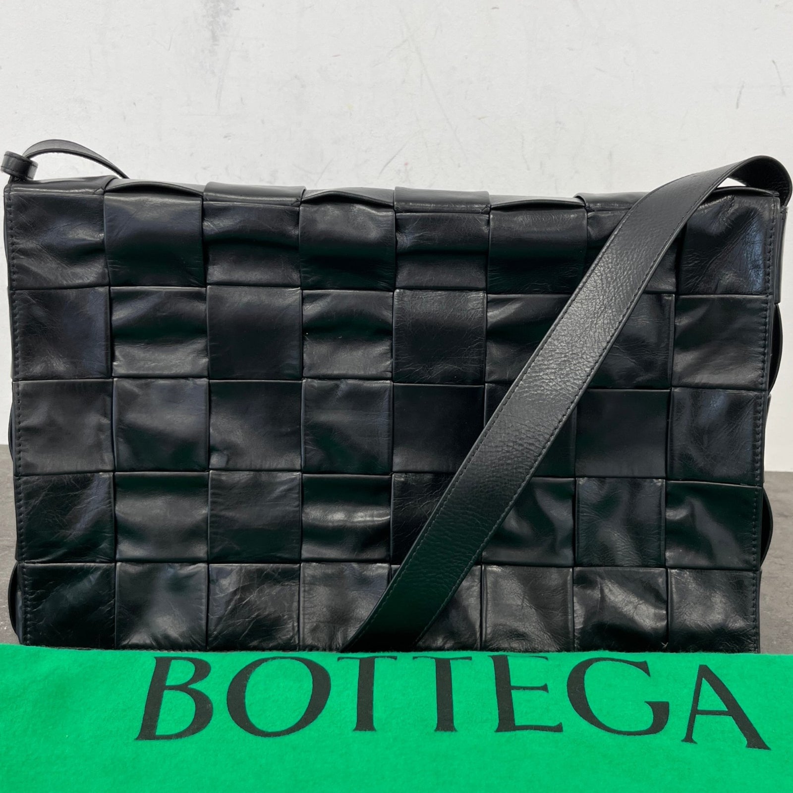 Men's Paper Cassette Intrecciato Maxi Bag Black - Photo 12