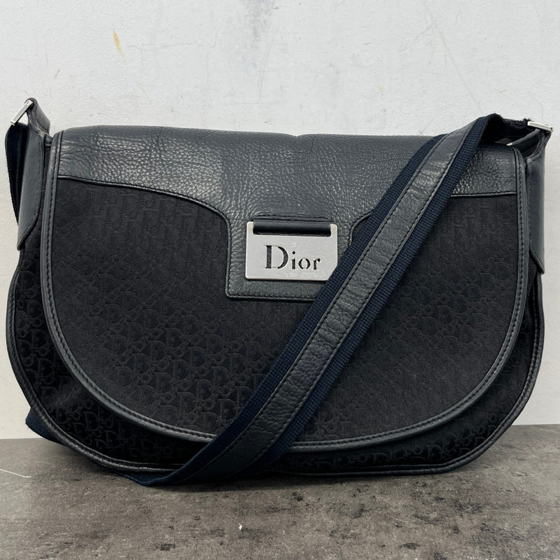 Women's Trotter Street Chic Messenger Bag Black