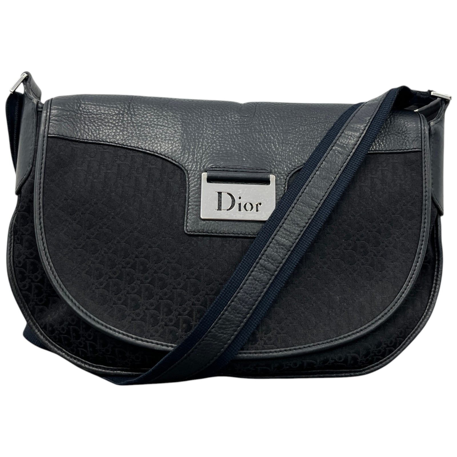 Women's Trotter Street Chic Messenger Bag Black - Photo 1