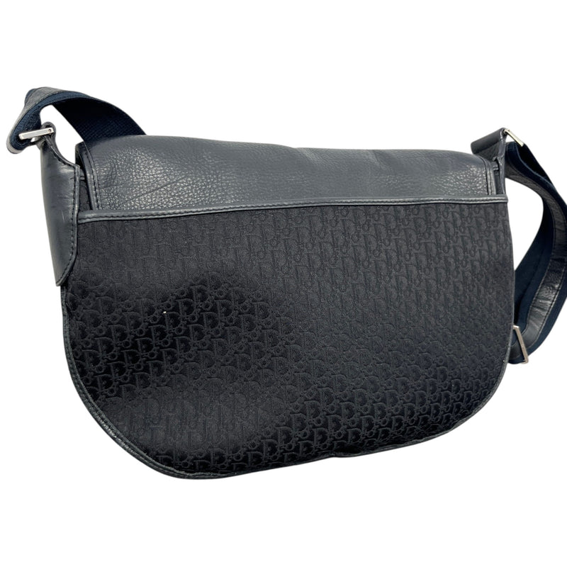 Women's Trotter Street Chic Messenger Bag Black