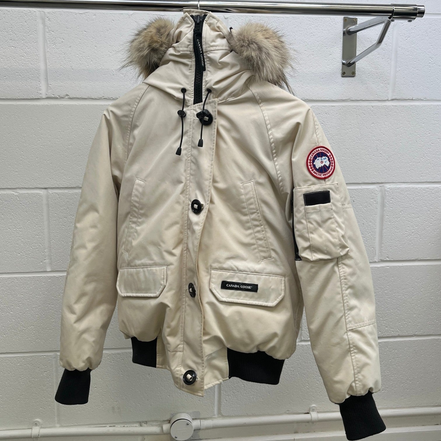 Women's Chilliwack Bomber Down Jacket Beige Size M - Photo 10
