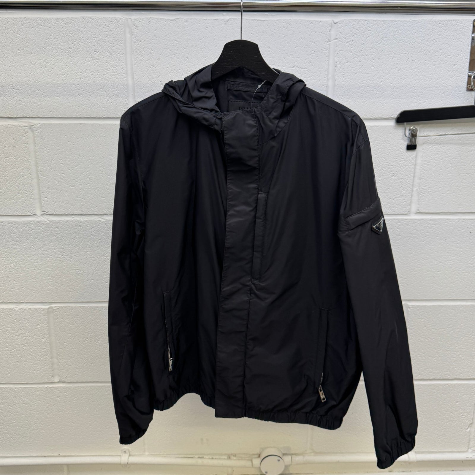 Men's Re-Nylon Plaque Logo Windbreaker Black Size IT 48 / M - Photo 10
