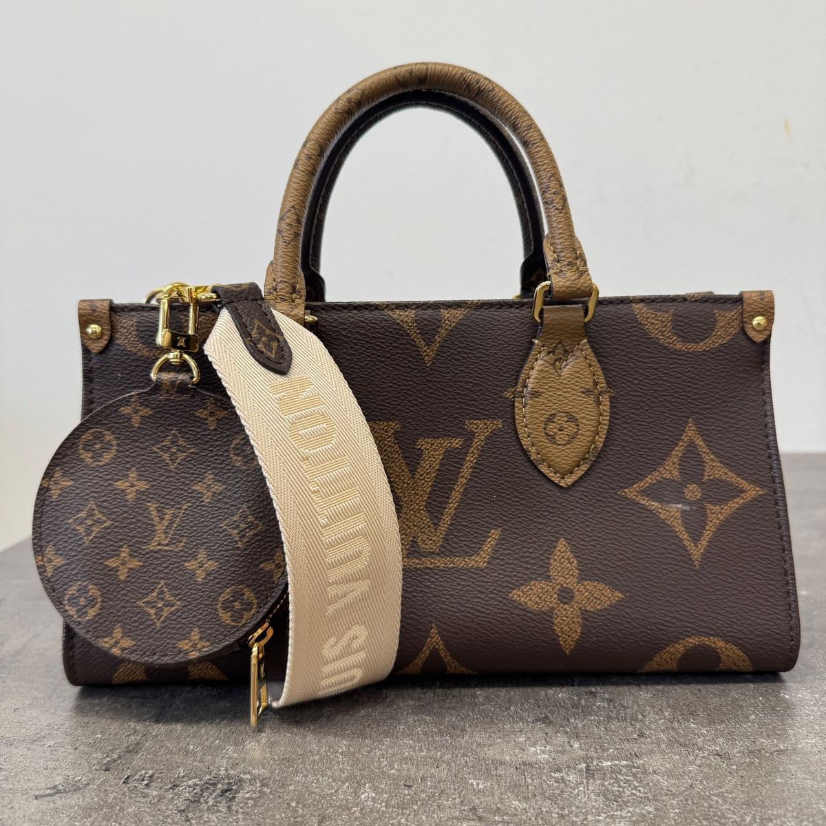Women's Reverse Monogram On The Go East West Handbag Brown - Photo 12