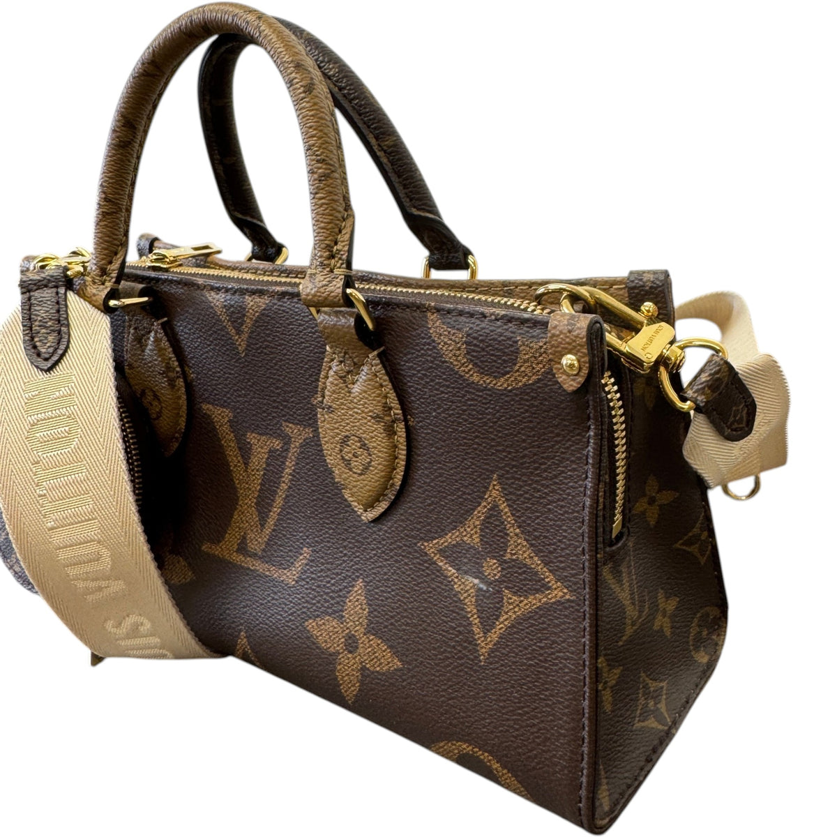 Women's Reverse Monogram On The Go East West Handbag Brown - Photo 5