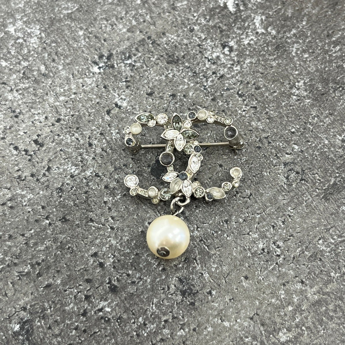 Women's Interlocking CC Brooch Brooch Silver - Photo 5