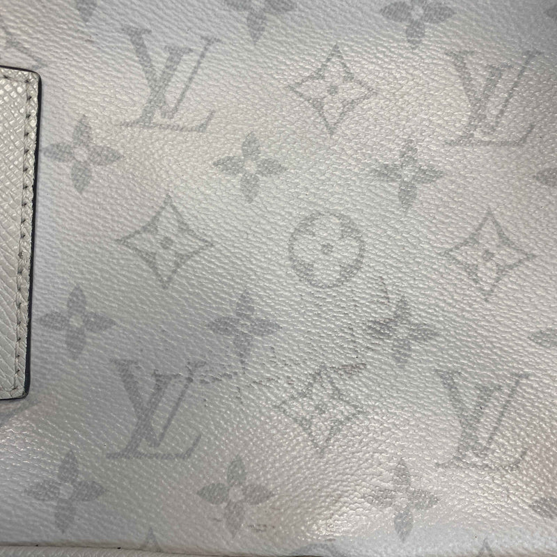 Men's Monogram Taiga outdoor Messenger Bag Grey